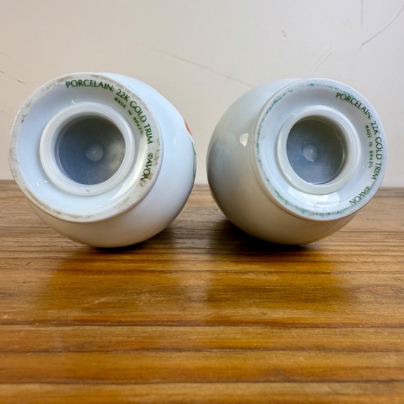 Vintage Avon Strawberry Porcelain Shaker with 22K Gold Trim – Set of 2 - Picture 6 of 15